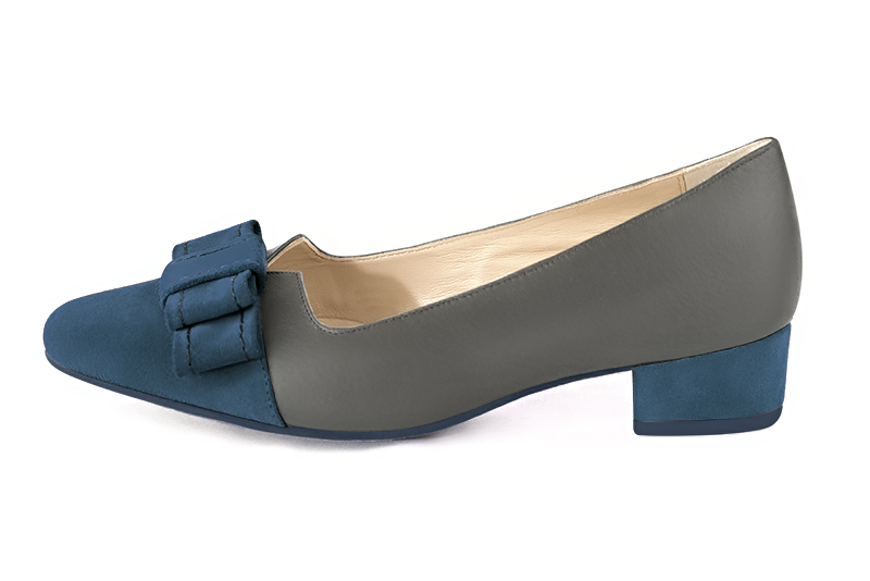 Peacock blue and ash grey women's dress pumps, with a knot on the front. Round toe. Low block heels. Profile view - Florence KOOIJMAN